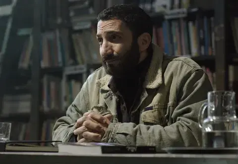 Personajes de El marginal que vuelven a En el barro: Juan Minujín como Miguel "Pastor" Palacios .