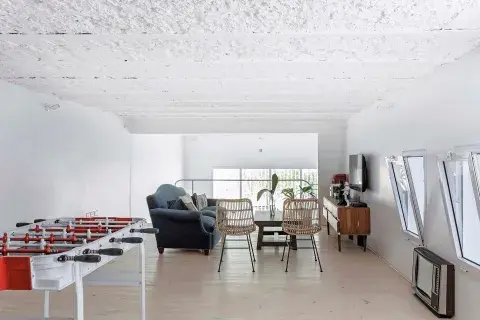 Piso de entablonado vinílico patinado (Forbo). Poltrona ‘Egg’ (Estilo Rattan). Estantería del hogar anterior.