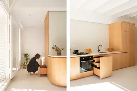 En pocos metros se suele sacrificar el tamaño de la cocina, pero acá hubiera sido una solución insuficiente. Por el contrario, ésta se convirtió en motor del espacio. El mueble también ofrece espacio de guardado en la columna de transición al dormitorio. También se aprovechó con cajones de haya el espacio bajo la cama. En pocos metros se suele sacrificar el tamaño de la cocina, pero acá hubiera sido una solución insuficiente. Por el contrario, ésta se convirtió en motor del espacio. El mueble también ofrece espacio de guardado en la columna de transición al dormitorio. También se aprovechó con cajones de haya el espacio bajo la cama.