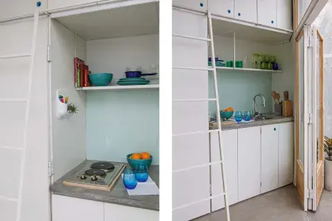 La fina escalera, que corre sobre una guía incorporada en el mueble, permite aprovechar el lugar de guardado en altura. La fina escalera, que corre sobre una guía incorporada en el mueble, permite aprovechar el lugar de guardado en altura.