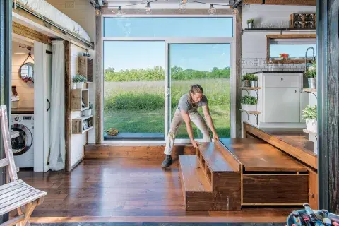 David Latimer desliza todo un juego de comedor para ocho personas del escalón que lleva a la cocina. David Latimer desliza todo un juego de comedor para ocho personas del escalón que lleva a la cocina.