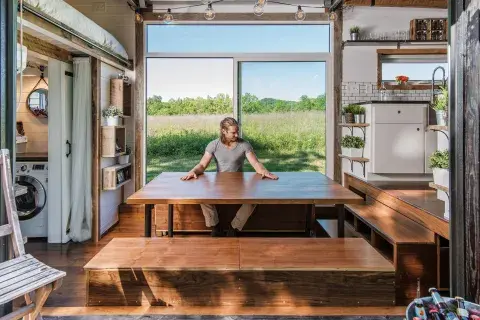 "Me inspiro en los países escandinavos, donde desde hace mucho se vive en pocos metros. Y en los japoneses, que practican un diseño mínimo, pero de enorme riqueza en las texturas", dice Latimer. "Me inspiro en los países escandinavos, donde desde hace mucho se vive en pocos metros. Y en los japoneses, que practican un diseño mínimo, pero de enorme riqueza en las texturas", dice Latimer.