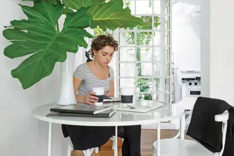 Generar este patio omnipresente en el contrafrente fue la clave para darle no solamente luz a la casa sino también personalidad. Generar este patio omnipresente en el contrafrente fue la clave para darle no solamente luz a la casa sino también personalidad.