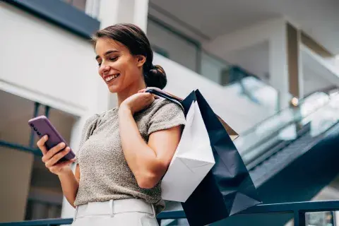 Foto de mujer comprando ropa. Foto de mujer comprando ropa.