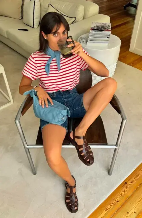 Con short de jean y remeras básicas, es un look perfecto para un plan el fin de semana Con short de jean y remeras básicas, es un look perfecto para un plan el fin de semana