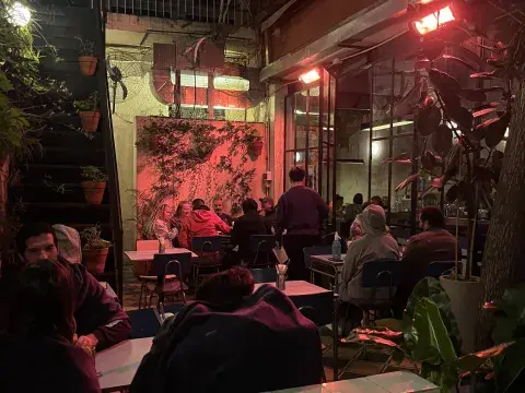 Sifón, un restaurante con patio calefaccionado. Sifón, un restaurante con patio calefaccionado.