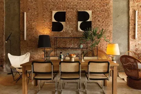 Las sillas Cesca originales de Marcel Breuer y la BKF, pieza única del diseño argentino, se combinan con piezas contemporáneas como el tapiz de Caucus Lab y candelabros de Blau Co. Las sillas Cesca originales de Marcel Breuer y la BKF, pieza única del diseño argentino, se combinan con piezas contemporáneas como el tapiz de Caucus Lab y candelabros de Blau Co.