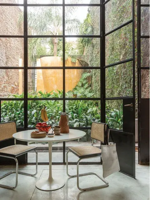 Dos potencias: las Cesca, de Marcel Breuer junto a la mesa Tulip en un rincón cómodo, elegante y ligero, fácil de imaginar para pocos metros. Dos potencias: las Cesca, de Marcel Breuer junto a la mesa Tulip en un rincón cómodo, elegante y ligero, fácil de imaginar para pocos metros.