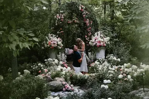 Rodeados de flores, anunciaron su casamiento en redes sociales Rodeados de flores, anunciaron su casamiento en redes sociales