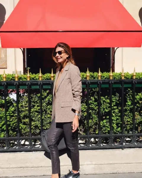 En un viaje a Nueva York las usó con un pantalón negro y un blazer En un viaje a Nueva York las usó con un pantalón negro y un blazer