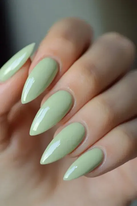 Colores de uñas que son tendencia en 2025: Verde.