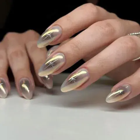 Uñas con efecto aura dorado difuminado Uñas con efecto aura dorado difuminado