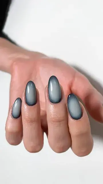 Uñas con efecto aura gris humo Uñas con efecto aura gris humo