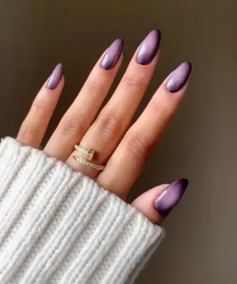 Uñas con efecto aura lavanda. Uñas con efecto aura lavanda.