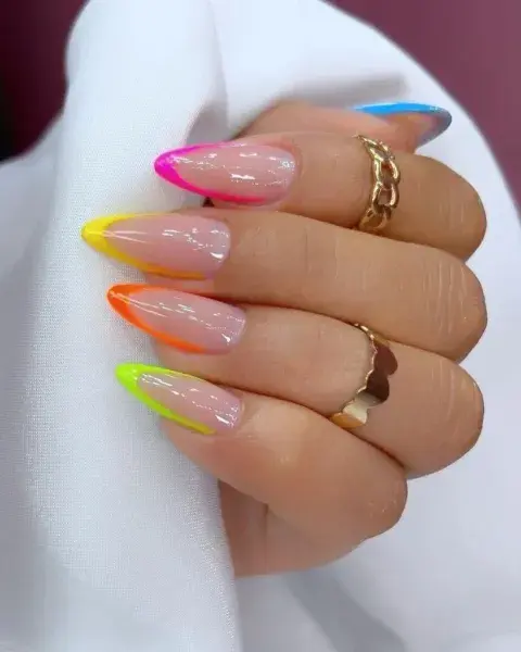 7 diseños de uñas neón y con esmalte fluorescente con inspiración en los ´90 7 diseños de uñas neón y con esmalte fluorescente con inspiración en los ´90