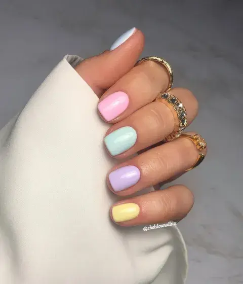 Los tonos pasteles en los nail art serán tendencia en 2025