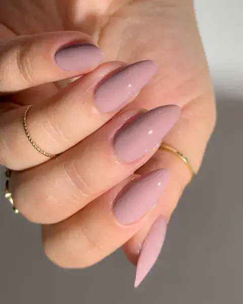 Colores de uñas que son tendencia en 2025: Rosa mocha / Pink Mocha.