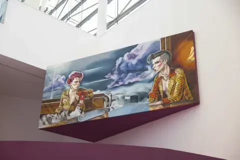 Una conversación llena de tensión en la pintura gestual de Carrie, se exhibe en altura al ingreso de la sala. Una conversación llena de tensión en la pintura gestual de Carrie, se exhibe en altura al ingreso de la sala.