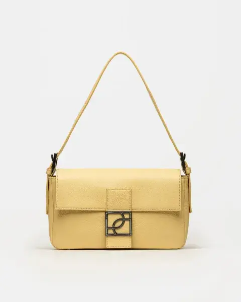Cartera al hombro en cuero graneado (PRÜNE $ 159.000)