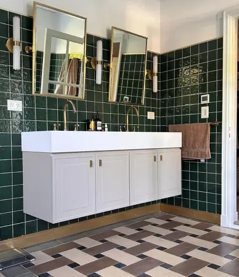 Baño con pisos calcáreos Baño con pisos calcáreos