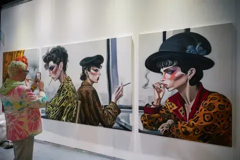Carrie Bencardino, mientras expone El desentierro del diablo en Malba, vuelve a Arteba desde la Galería Piedras. Carrie Bencardino, mientras expone El desentierro del diablo en Malba, vuelve a Arteba desde la Galería Piedras.