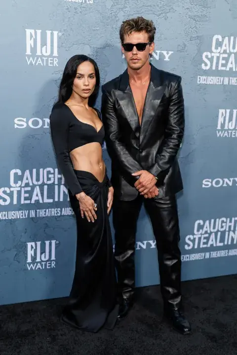 Zoë Kravitz y Austin Butler en la premiere de Caught Stealing en New York. Zoë Kravitz y Austin Butler en la premiere de Caught Stealing en New York.
