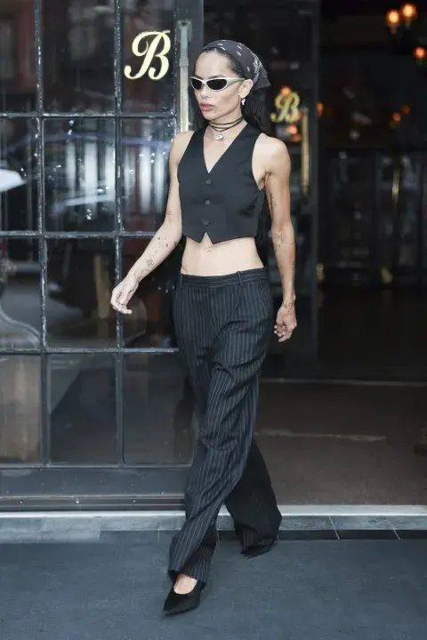 Zoë Kravitz marca la tendencia de la sastrería reinventada. Zoë Kravitz marca la tendencia de la sastrería reinventada.