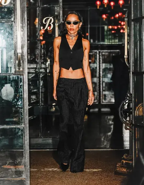 Zoë Kravitz marca la tendencia de la sastrería reinventada. Zoë Kravitz marca la tendencia de la sastrería reinventada.