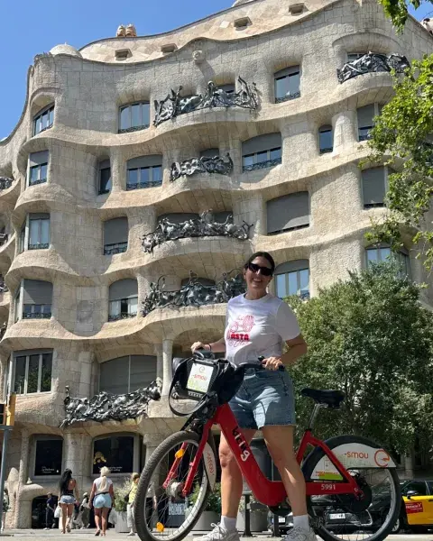 Una gran forma para moverse, es en bicicleta. De fondo, La Pedrera, Barcelona. Una gran forma para moverse, es en bicicleta. De fondo, La Pedrera, Barcelona.