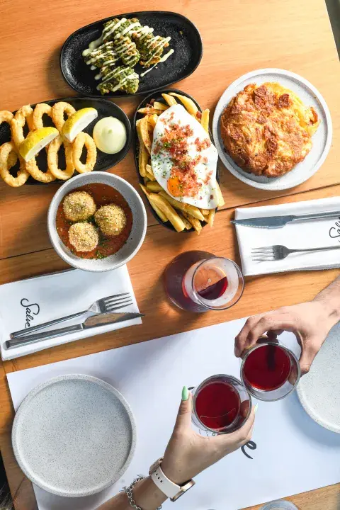 Lo que más se destaca es su atención, los sabores y la calidad de la comida. ¡Si o sí tenés que ir a conocerlo!.  
