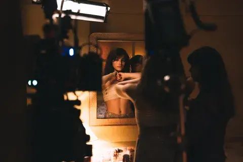 Lux Pascal aporta belleza a una película sobre una historia oscura que elige narrar desde la luminosidad. Lux Pascal aporta belleza a una película sobre una historia oscura que elige narrar desde la luminosidad.