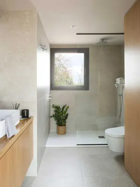 Diseño limpio y contemporáneo: sin perfiles ni platos elevados, el baño se transforma en un oasis de líneas puras y paletas neutras.