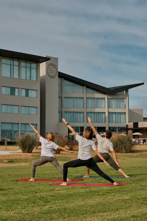 Un grupo de personas haciendo yoga Un grupo de personas haciendo yoga