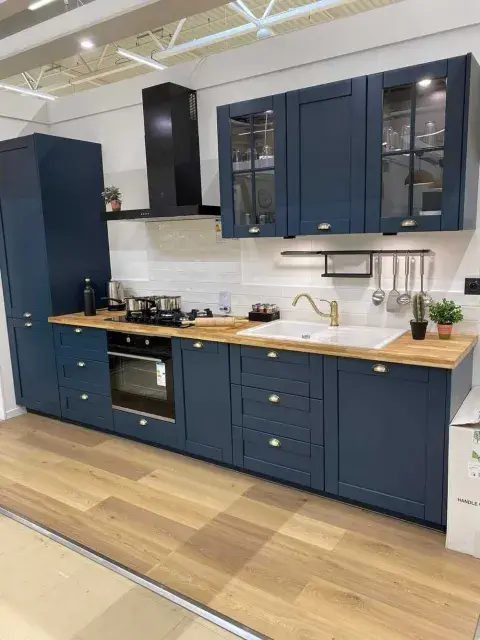 Una mano de pintura en muebles o paredes puede ser la diferencia entre una cocina común Una mano de pintura en muebles o paredes puede ser la diferencia entre una cocina común