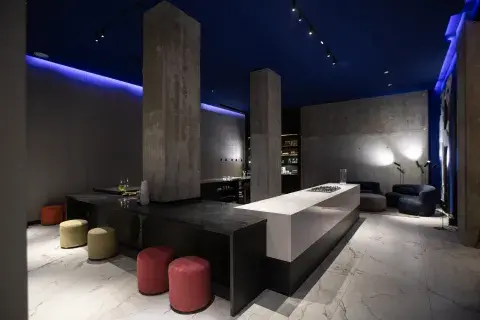 La cocina de la dupla González Zuelgaray y Palacio deslumbra con el color tendencia del año: un azul profundo que recorre todo el ambiente La cocina de la dupla González Zuelgaray y Palacio deslumbra con el color tendencia del año: un azul profundo que recorre todo el ambiente