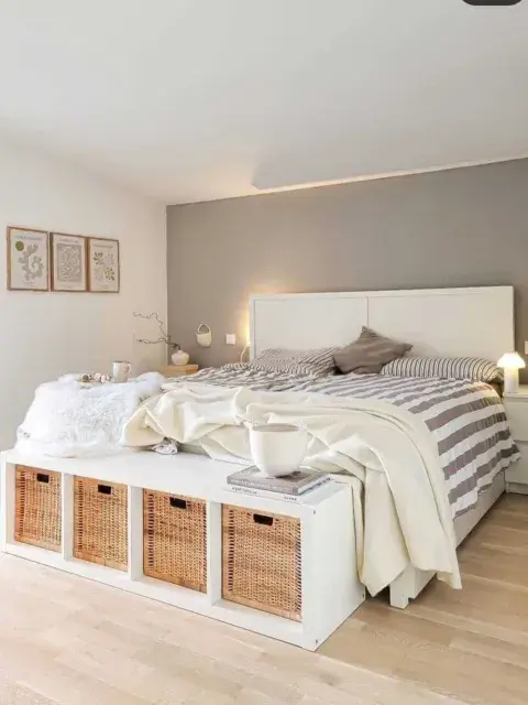 Cajas o bandejas con ruedas transforman este espacio desaprovechado en un zapatero discreto y práctico. Cajas o bandejas con ruedas transforman este espacio desaprovechado en un zapatero discreto y práctico.