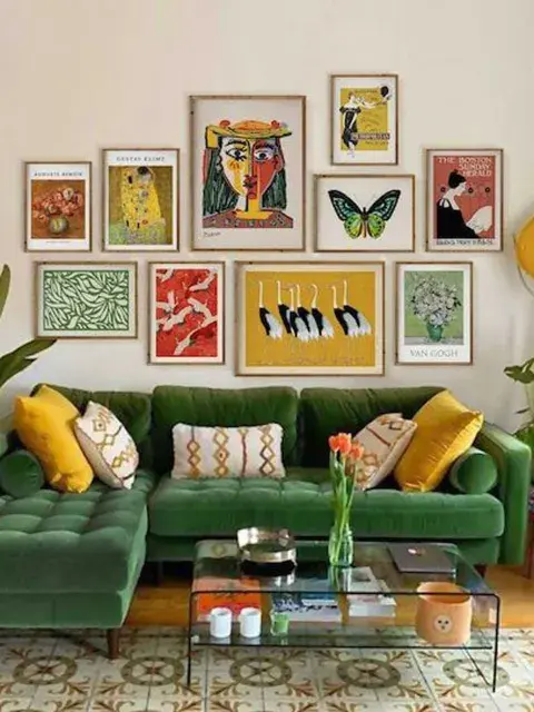 Armá una galería en una pared combinando distintos formatos, manteniendo una paleta de colores común Armá una galería en una pared combinando distintos formatos, manteniendo una paleta de colores común