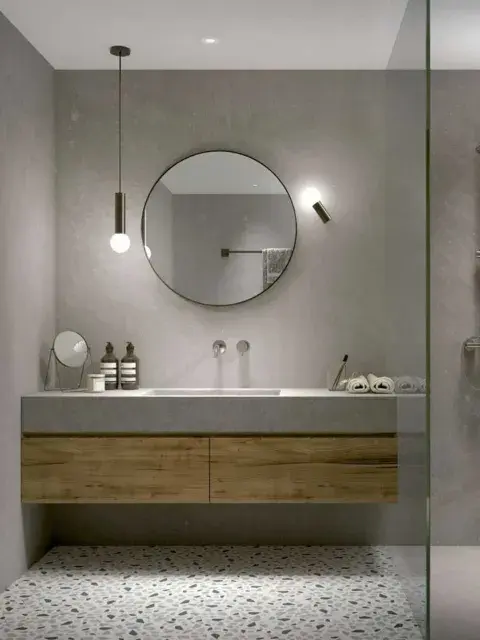 Combiná una iluminación general con apliques puntuales para que el baño se vea más cálido y acogedor. Combiná una iluminación general con apliques puntuales para que el baño se vea más cálido y acogedor.