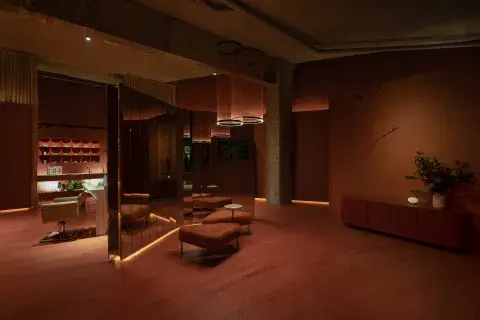 Juego de reflejos, luces, sombras y un color protagonista: la peluquería de Decaro, De Souza, Romano, Cal y Jara Juego de reflejos, luces, sombras y un color protagonista: la peluquería de Decaro, De Souza, Romano, Cal y Jara