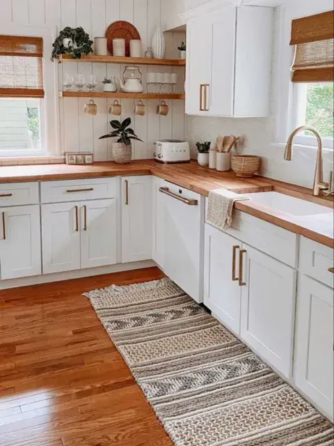 Una propuesta en dos colores, blanco para los muebles de cocina, y color madera en la mesada Una propuesta en dos colores, blanco para los muebles de cocina, y color madera en la mesada