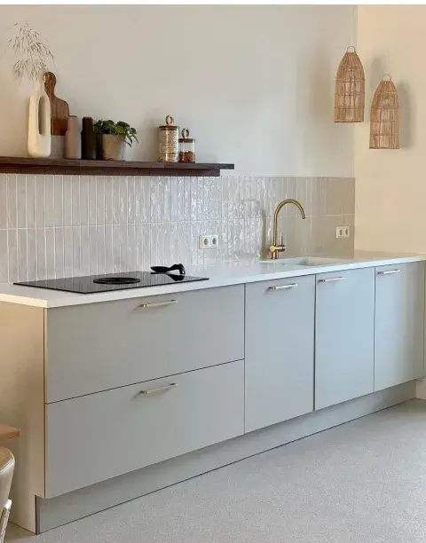 El blanco cremoso es suave y cálido, transmite equilibrio y calma, perfecto para quienes buscan ambientes tranquilos sin saturación de color.