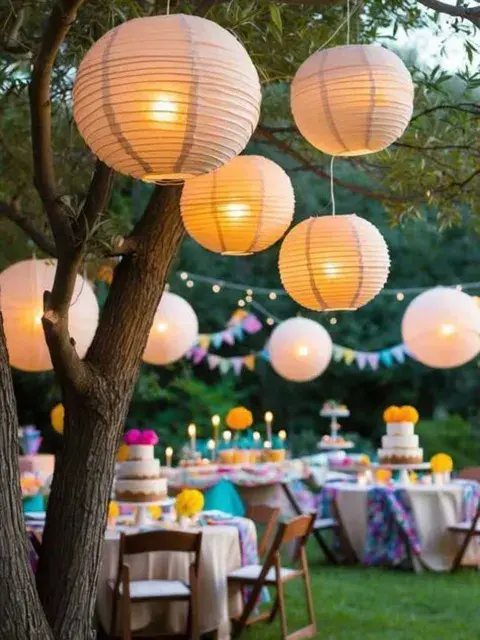 Si el festejo es en un jardín pequeño, optá por elementos en tonos claros que reflejen la luz natural y generen sensación de amplitud.