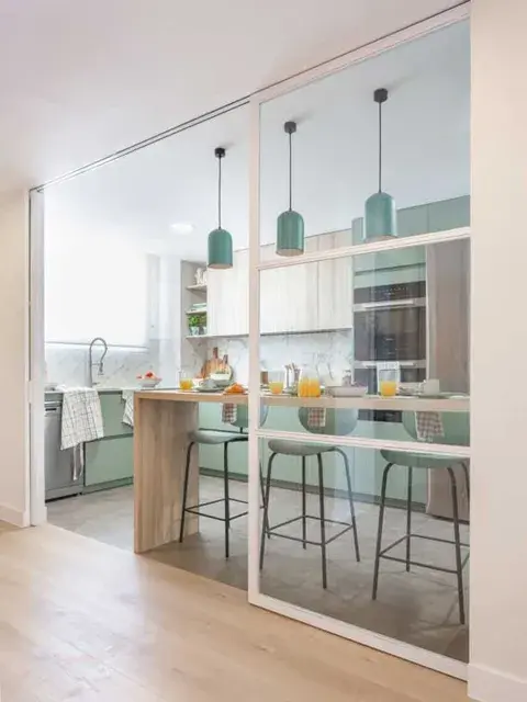 Puertas correderas o de cristal: ideales si se desea la flexibilidad de cerrar el área, sin perder luz ni sensación de amplitud. Puertas correderas o de cristal: ideales si se desea la flexibilidad de cerrar el área, sin perder luz ni sensación de amplitud.