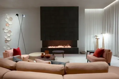 Un ambiente cálido que invita al diálogo con un living bien orgánico y chimenea encendida, del estudio Bonic Un ambiente cálido que invita al diálogo con un living bien orgánico y chimenea encendida, del estudio Bonic