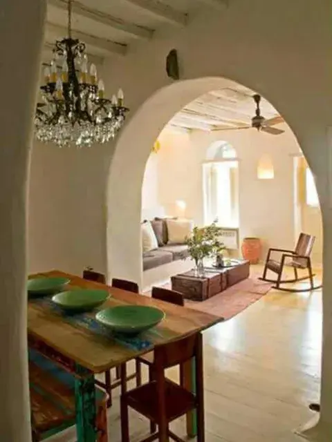 Crear un vano o arco: abrir solo una parte de la pared permite mantener la separación física, pero conectando visualmente ambos espacios. Crear un vano o arco: abrir solo una parte de la pared permite mantener la separación física, pero conectando visualmente ambos espacios.