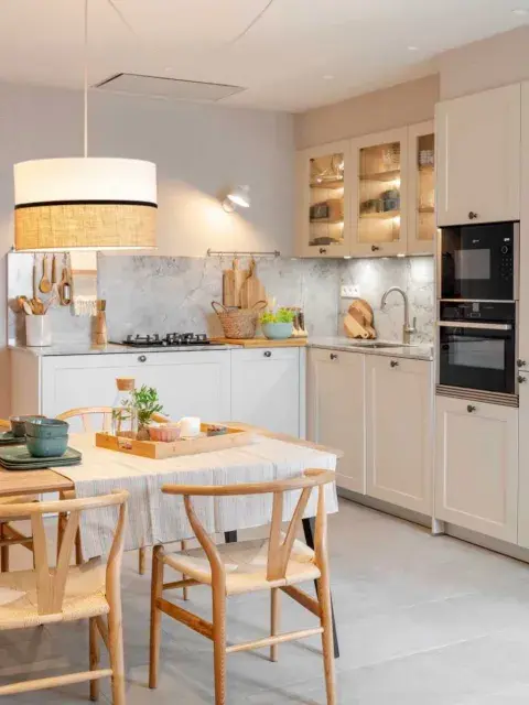 Una de las tendencias más elegidas por arquitectos y diseñadores es integrar la dependencia a la cocina, logrando un espacio amplio, funcional y visualmente armonioso Una de las tendencias más elegidas por arquitectos y diseñadores es integrar la dependencia a la cocina, logrando un espacio amplio, funcional y visualmente armonioso