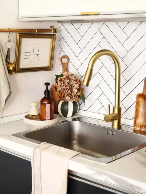 Un grifo moderno o electrodomésticos nuevos pueden hacer que tu cocina parezca otra sin tanto esfuerzo. Un grifo moderno o electrodomésticos nuevos pueden hacer que tu cocina parezca otra sin tanto esfuerzo.
