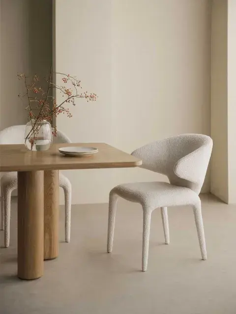 Las líneas rectas ceden paso a diseños más suaves y envolventes, con respaldos redondeados que aportan comodidad y estilo. Las líneas rectas ceden paso a diseños más suaves y envolventes, con respaldos redondeados que aportan comodidad y estilo.