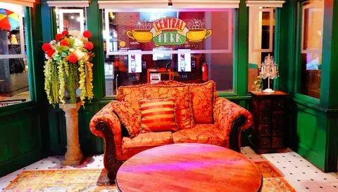 Podés sentarte en el mítico sillón naranja y vivir tu propia escena de Friends, a pasos de Broadway. 