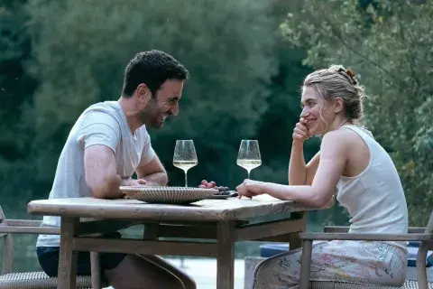 Imogen Poots y William Bridges protagonizan All Of You. Imogen Poots y William Bridges protagonizan All Of You.